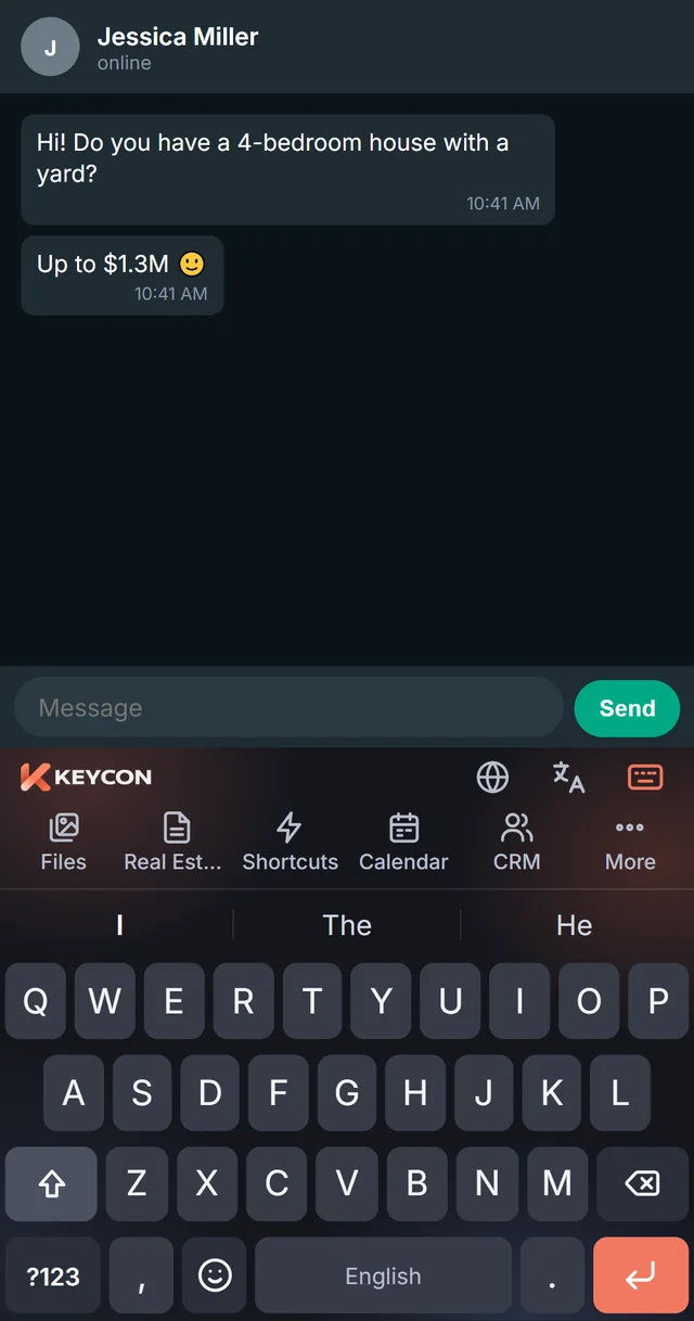 A customer asks for a 4-bedroom house with a yard in a chat while the KEYCON keyboard is open